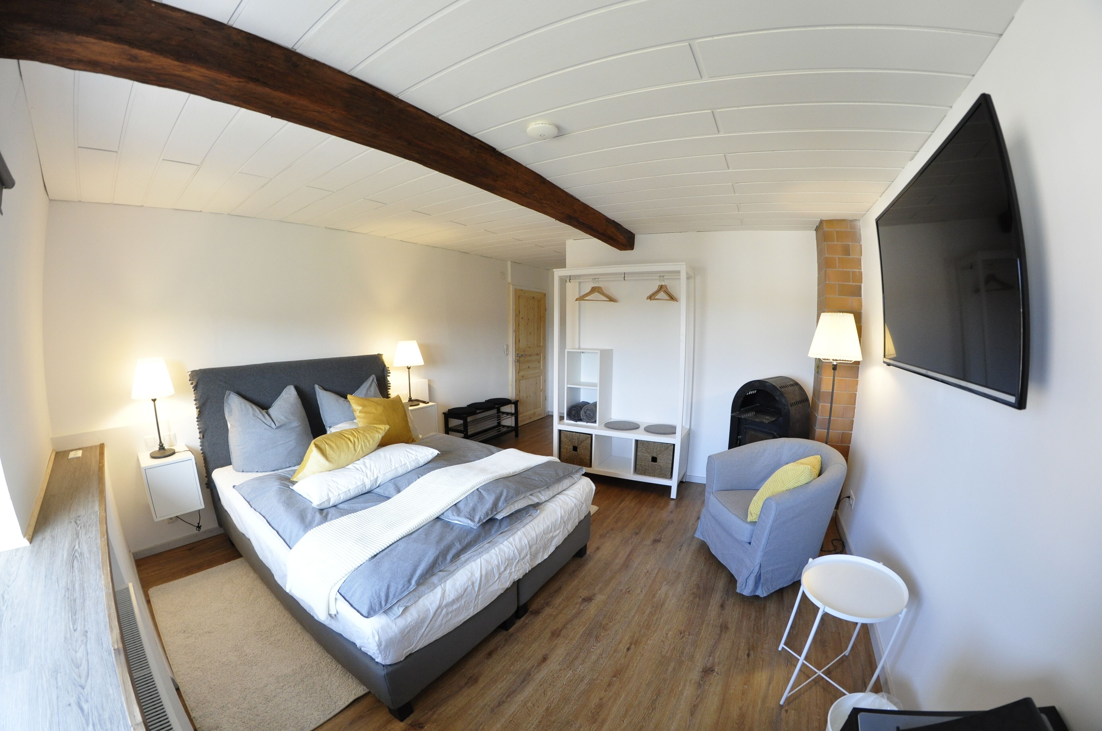 4 slaapkamers, een bureau, een strijkplank/strijkijzer, wifi