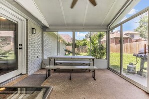 Outdoor dining - Peaceful & Cozy 5-BR, 3BA Home, Serene Neighborhood near Shelby Farms Park. (Memphis)