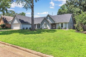 Exterior - Peaceful & Cozy 5-BR, 3BA Home, Serene Neighborhood near Shelby Farms Park. (Memphis)