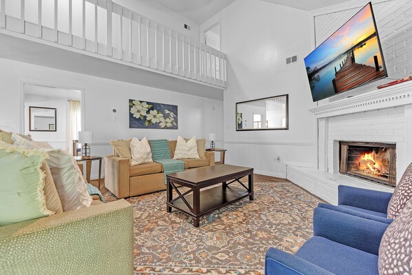 Smart TV, fireplace - Peaceful & Cozy 5-BR, 3BA Home, Serene Neighborhood near Shelby Farms Park. (Memphis)