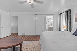 5 chambres, coffres-forts dans les chambres, bureau