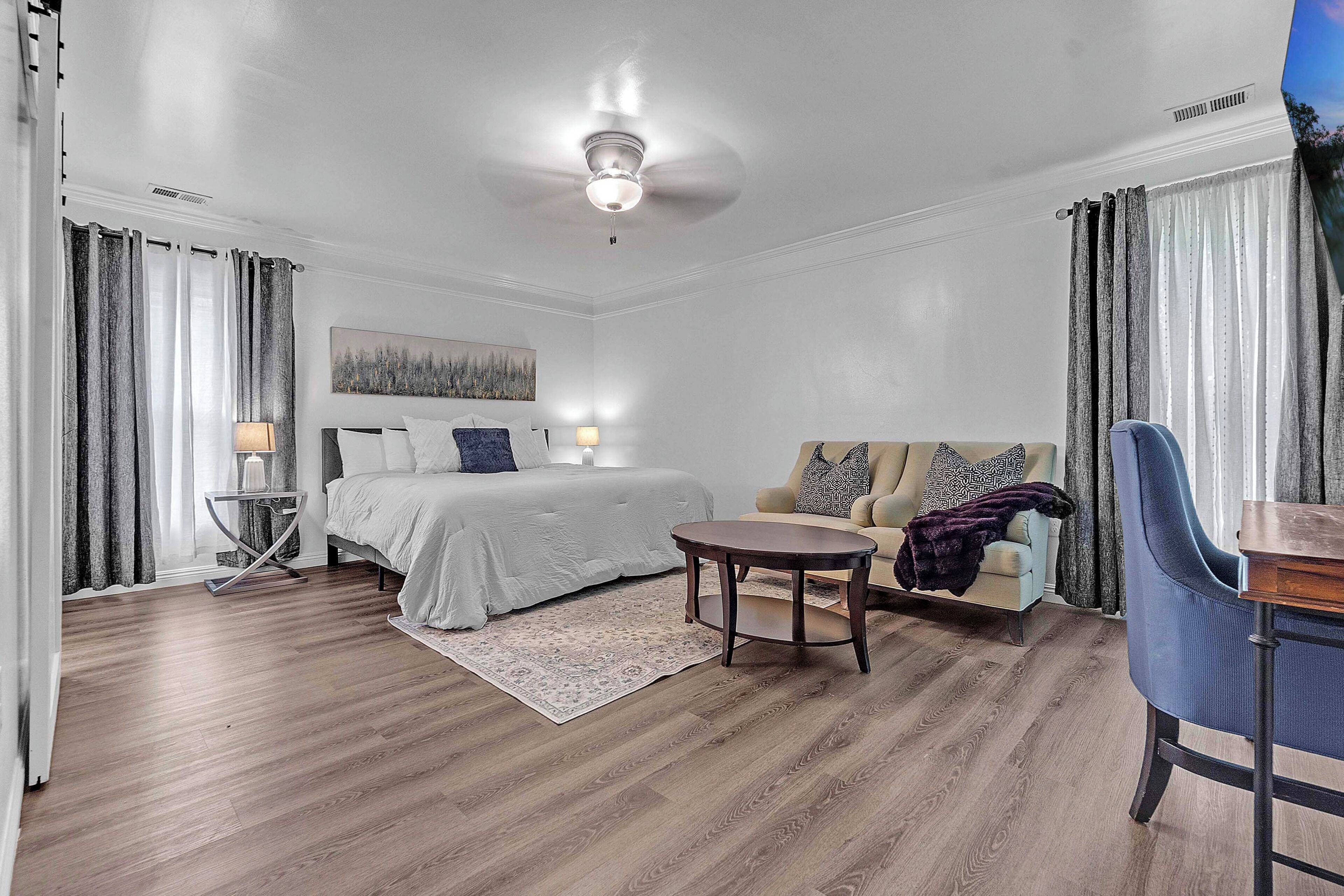 5 間睡房、房內夾萬、書桌、熨斗/熨衫板