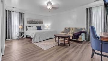 5 間睡房、房內夾萬、書桌、熨斗/熨衫板