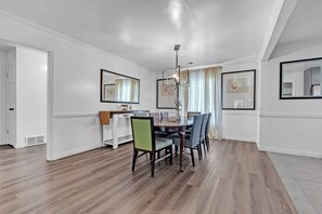 Dining - Peaceful & Cozy 5-BR, 3BA Home, Serene Neighborhood near Shelby Farms Park. (Memphis)