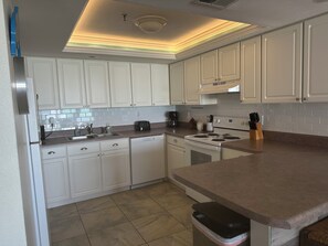 Fridge, microwave, oven, stovetop - Salty Shore @ Emerald Surf 205 (Navarre)