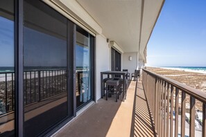 Outdoor dining - Salty Shore @ Emerald Surf 205 (Navarre)