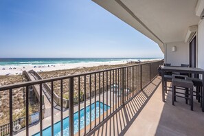 Outdoor dining - Salty Shore @ Emerald Surf 205 (Navarre)