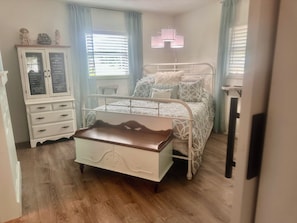 3 bedrooms, desk, iron/ironing board, free WiFi