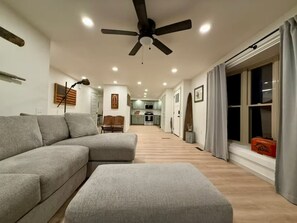 Smart TV y chimenea 