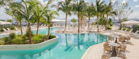 Una piscina al aire libre, tumbonas