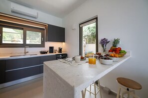 Fridge, oven, dishwasher, coffee/tea maker