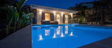 Piscina all'aperto, una piscina riscaldata