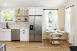 Een microgolfoven, een oven, een kookplaat, een vaatwasser