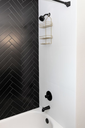 Haartrockner, Handtücher, Seife, Toilettenpapier