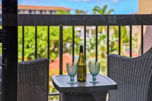 Property grounds - Turtle Paradise - King bed, Cold AC, Across from Beach (Kihei)