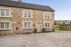 A stone building with multiple windows and a gravel driveway. - Stunning Cosy Rustic Farmhouse Alton Towers Peaks (Leek)