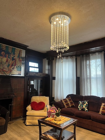 Smart TV, fireplace, computer monitors, printers. Marvelous castle with 5 bedrooms in the heart of the city of Steubenville,