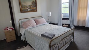 5 Schlafzimmer, Schreibtisch, Bügeleisen/Bügelbrett, WLAN