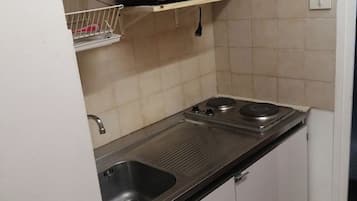 JÀÀkaappi, mikroaaltouuni, uuni, liesi