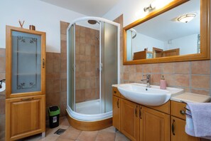 Dusche, Whirlpool, Haartrockner, Bidet