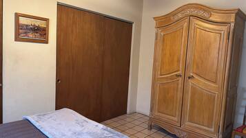 1 bedroom, desk, iron/ironing board, WiFi