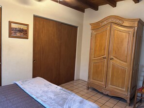 1 chambre, bureau, fer et planche à repasser, Wi-Fi