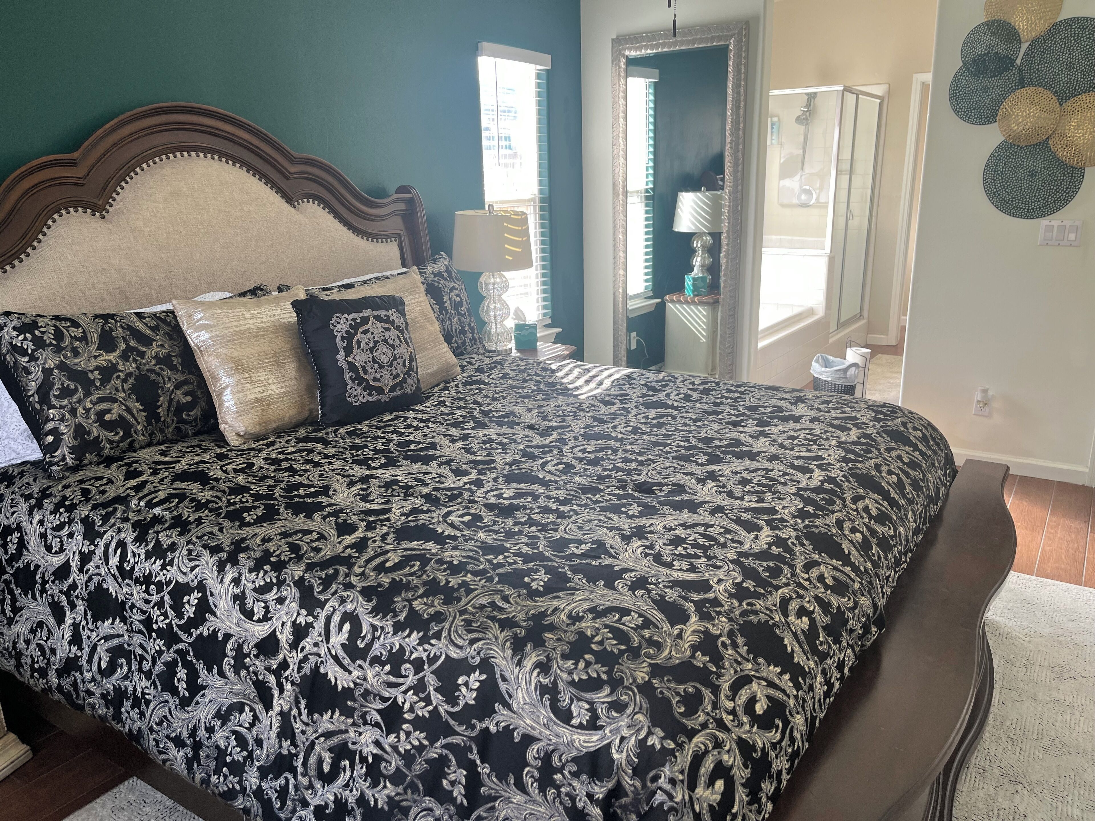 3 bedrooms, in-room safe, iron/ironing board, free WiFi