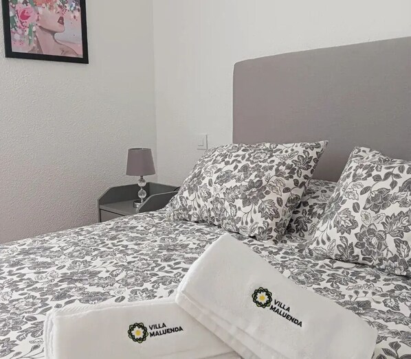 3 chambres, fer et planche à repasser, Wi-Fi, draps fournis