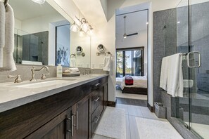 Dusche, Haartrockner, Bidet, Handtücher