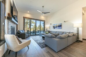 Smart TV, fireplace