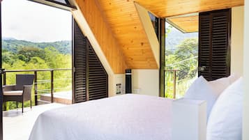 Cabane Confort, balcon, vue ville | 1 chambre, coffres-forts dans les chambres, rideaux occultants
