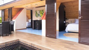 A modern hotel room with a wooden ceiling, a bed, a desk, and a chair. - Pachakuti Ecovida Hotel (Caicedonia)