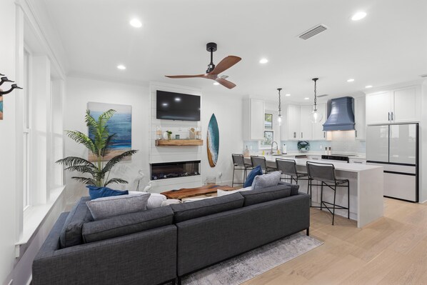 Smart TV, fireplace