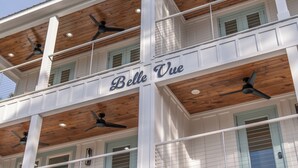 Un edificio de varios pisos con un letrero que dice "Belle Vue".