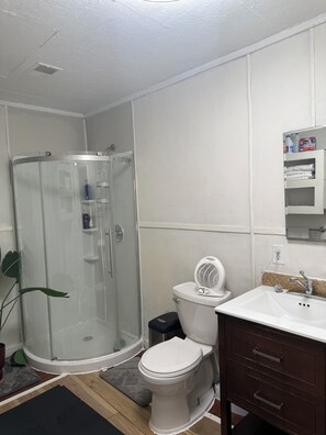 Ducha, secador de pelo, toallas y jabón