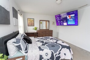 4 bedrooms, desk, iron/ironing board, travel cot - 4-bdrm/3-ba home with WiFi, fenced yard, AC & washer/dryer. 20 mins to Charlotte (Midland)