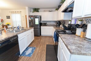 Fridge, microwave, oven, stovetop - 4-bdrm/3-ba home with WiFi, fenced yard, AC & washer/dryer. 20 mins to Charlotte (Midland)