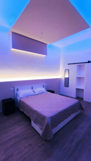 2 bedrooms, desk, WiFi, bed sheets