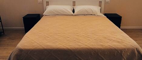 2 makuuhuonetta, työpöytä, Wi-Fi, vuodevaatteet