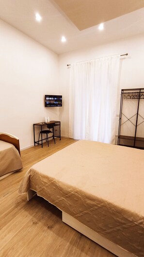 2 bedrooms, desk, WiFi, bed sheets