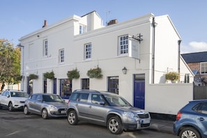 Een wit gebouw met een bord waarop 'The Ivoli' staat.