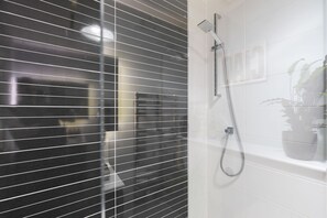 Shower, hair dryer, towels - Cosy 2-Bed Apartment in Tivoli (Gloucestershire)
