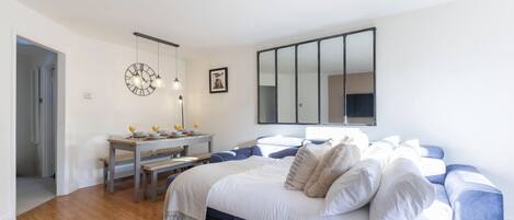 2 makuuhuonetta, silitysrauta/-lauta, vauvan matkasänky, Wi-Fi