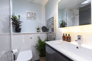 Shower, hair dryer, towels - Cosy 2-Bed Apartment in Tivoli (Gloucestershire)