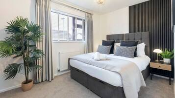 5 dormitorios, tabla de planchar con plancha, cuna de viaje