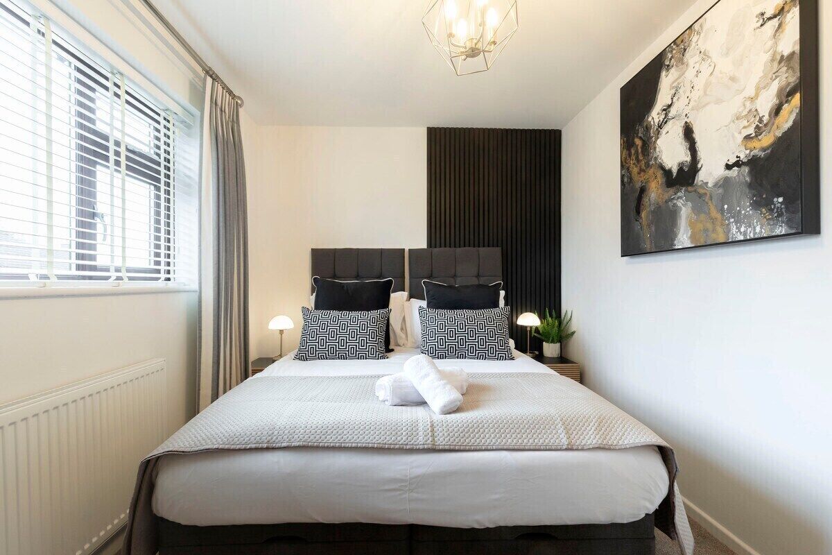 5 bedrooms, iron/ironing board, travel crib, WiFi (free)