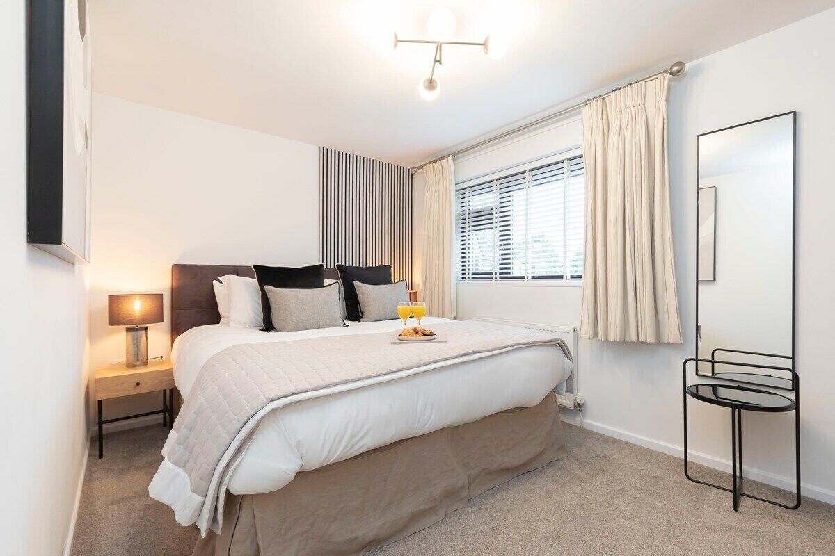 5 bedrooms, iron/ironing board, travel crib, WiFi (free)