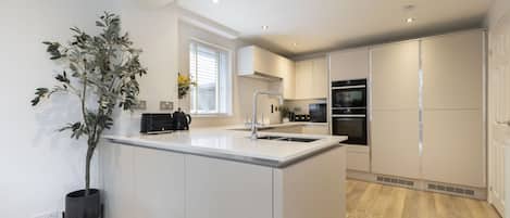 冷蔵庫、電子レンジ、オーブン、コンロ