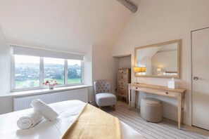 3 bedrooms, iron/ironing board, travel crib, free WiFi