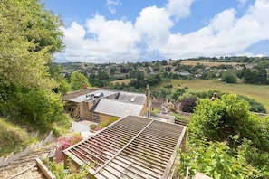 Property grounds - Cotswold Hillside Retreat with Stunning Views (Stroud)
